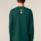 Tshirt homme manche longue en coton biologique et de couleur vert sapin. Dessin du logo de la marque dans le dos entre les épaules de sérigraphie beige.