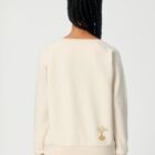 Sweat femme en coton biologique, col bateau. Teinture naturel du coton, vue de dos avec le logo de la marque en bas sur le coté.