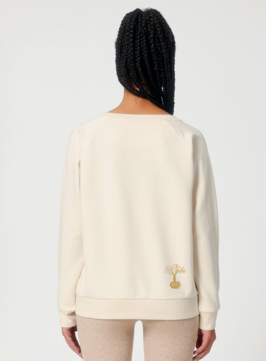 Sweat femme en coton biologique, col bateau. Teinture naturel du coton, vue de dos avec le logo de la marque en bas sur le coté.
