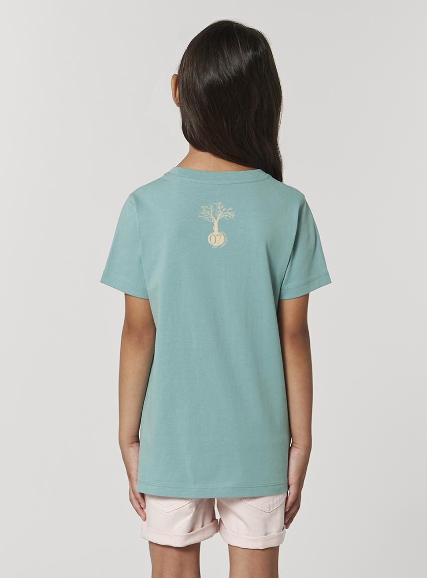 Tshirt enfant manche courte en coton biologique. De couleur turquoise vue de dos avec le logo de la marque entre les épaules. La couleur de la sérigraphie est beige.