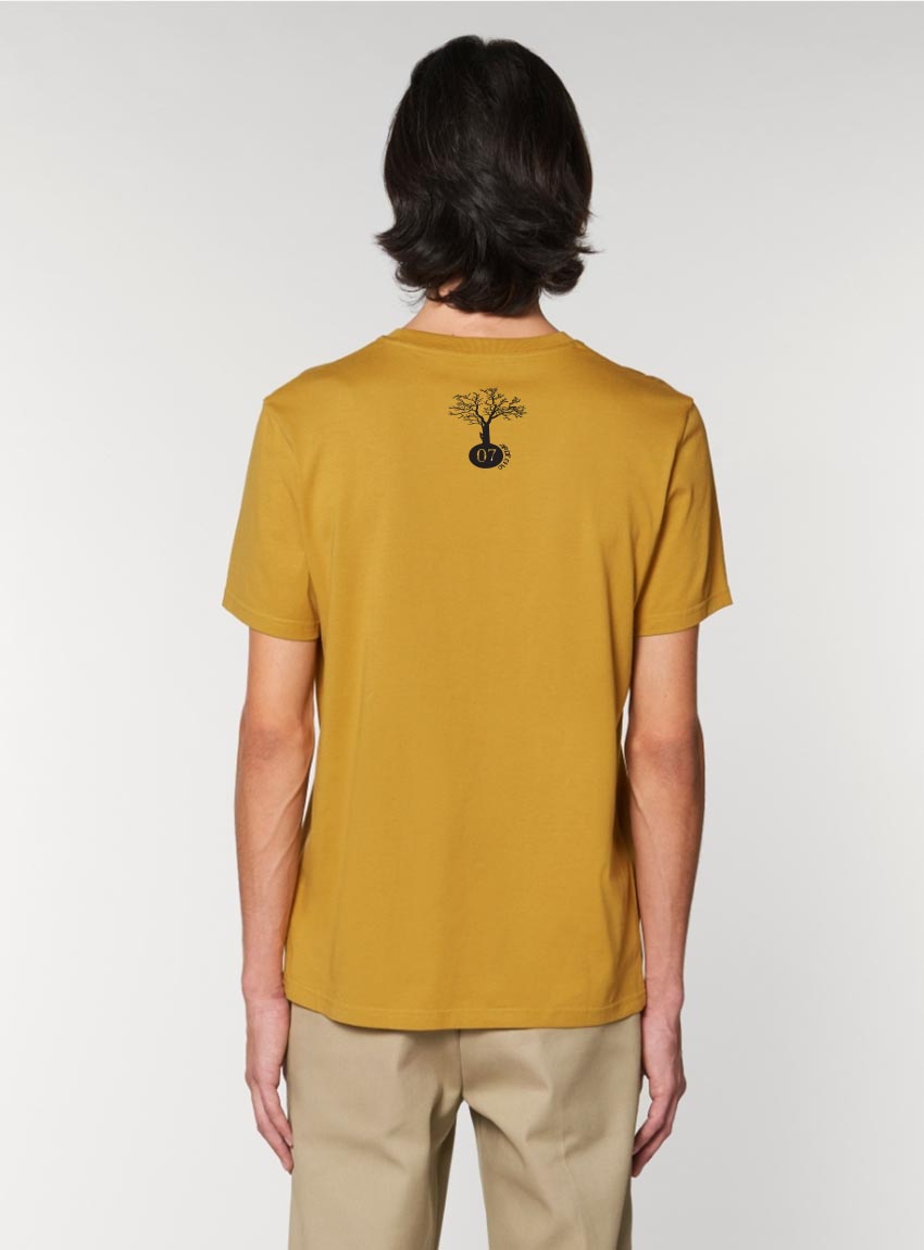 Tshirt homme manche courte en coton biologique de couleur ocre vue de dos avec le dessin de la marque entre les épaules.
