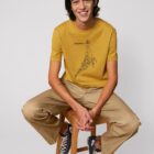 Tshirt homme manche courte en coton biologique de couleur ocre avec un dessin représentant une baleine avec des motifs polynésiens en sérigraphie de couleur noir.
