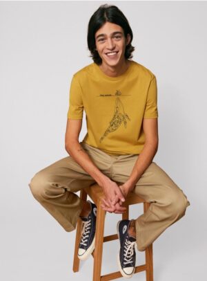 Tshirt homme manche courte en coton biologique de couleur ocre avec un dessin représentant une baleine avec des motifs polynésiens en sérigraphie de couleur noir.
