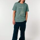 Tshirt homme manche courte en coton biologique de couleur vert jade avec un dessin représentant une baleine avec des motifs polynésiens en sérigraphie de couleur beige.