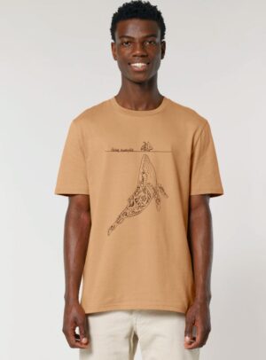Tshirt homme manche courte en coton biologique de couleur noisette avec un dessin représentant une baleine avec des motifs polynésiens en sérigraphie de couleur marron.