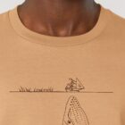 Tshirt homme manche courte en coton biologique de couleur noisette avec un dessin représentant une baleine avec des motifs polynésiens en sérigraphie de couleur marron.
