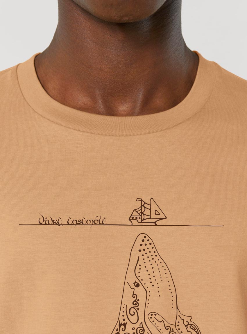 Tshirt homme manche courte en coton biologique de couleur noisette avec un dessin représentant une baleine avec des motifs polynésiens en sérigraphie de couleur marron.