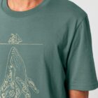 Tshirt homme manche courte en coton biologique de couleur vert jade avec un dessin représentant une baleine avec des motifs polynésiens en sérigraphie de couleur beige.