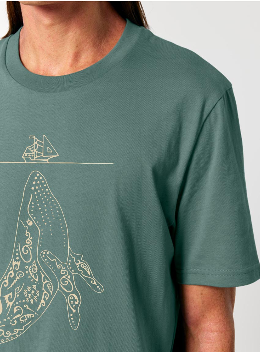 Tshirt homme manche courte en coton biologique de couleur vert jade avec un dessin représentant une baleine avec des motifs polynésiens en sérigraphie de couleur beige.