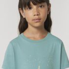 Tshirt enfant manche courte en coton biologique. De couleur turquoise avec le dessin d'une pyramide d'animaux qui essayent d'attraper les étoiles. La couleur de la sérigraphie est beige.