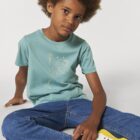 Tshirt enfant manche courte en coton biologique. De couleur turquoise avec le dessin d'un bouquet de planète et du petit prince. La couleur de la sérigraphie est beige.