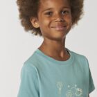 Tshirt enfant manche courte en coton biologique. De couleur turquoise avec le dessin d'un bouquet de planète et du petit prince. La couleur de la sérigraphie est beige.