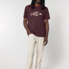 Tshirt homme manche courte coton biologique couleur aubergine avec le dessin d'un poisson en forme de vélo qui mange un 4x4 avec une sérigraphie beige.