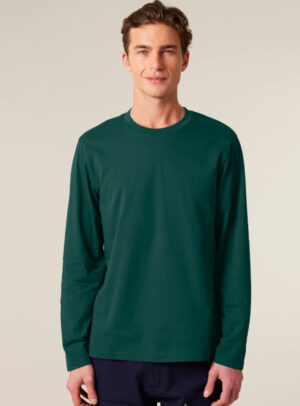 Tshirt homme manche longue en coton biologique et de couleur vert sapin. Dessin du logo de la marque dans le dos entre les épaules de sérigraphie beige.