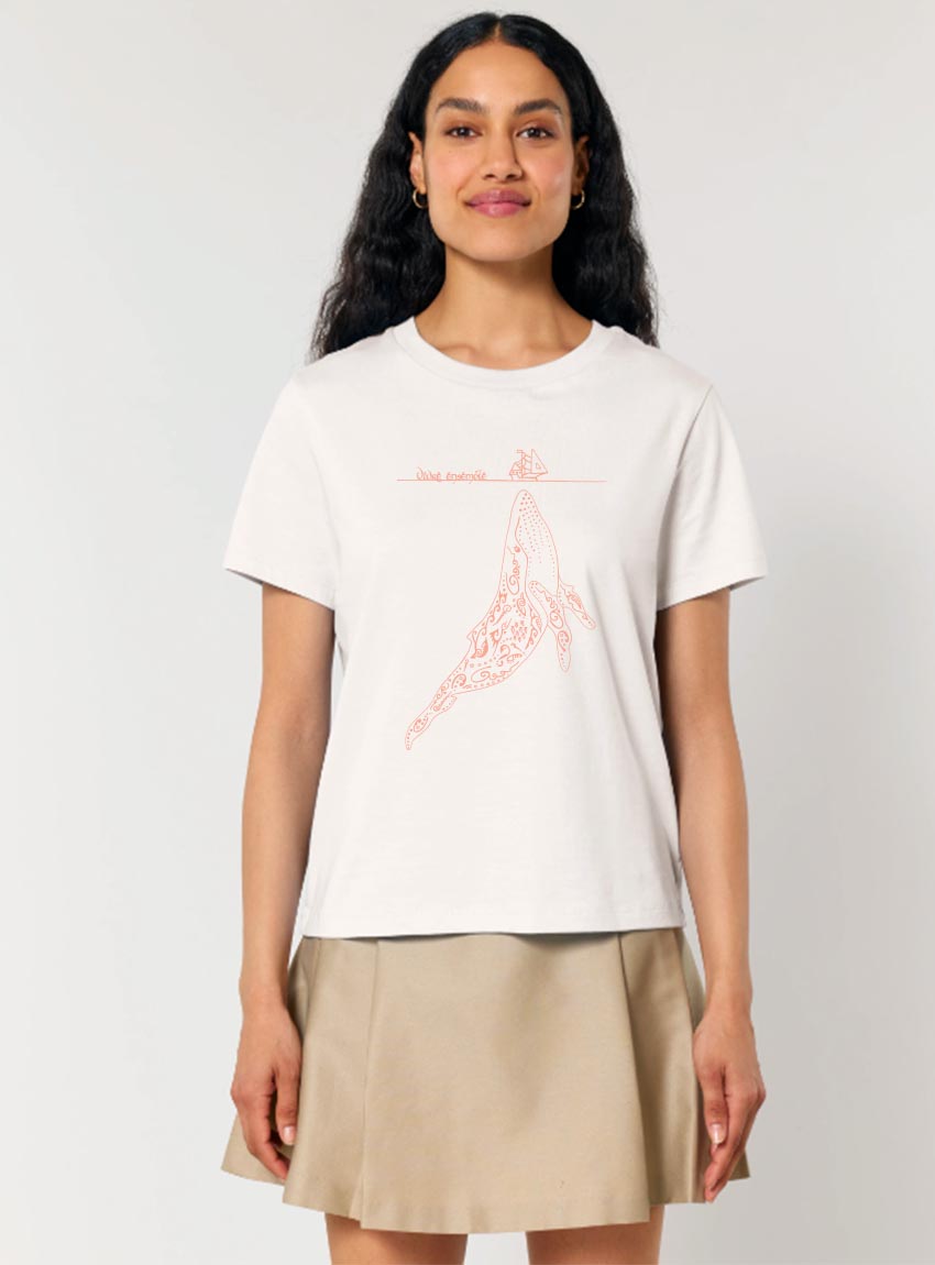 Tshirt femme manche courte de coton biologique couleur beige avec dessin d'une baleine avec motifs polynésiens et la sérigraphie de couleur pêche.