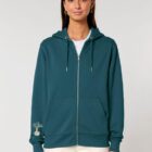 Veste sweat pour homme et femme en coton biologique de couleur ardoise avec un dessin de montagne dans le dos et une inscription noté silence de sérigraphie beige.
