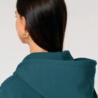 Veste sweat pour homme et femme en coton biologique de couleur ardoise avec un dessin de montagne dans le dos et une inscription noté silence de sérigraphie beige.