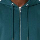 Veste sweat pour homme et femme en coton biologique de couleur ardoise avec un dessin de montagne dans le dos et une inscription noté silence de sérigraphie beige.