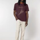 Tshirt homme manche courte en coton biologique de couleur aubergine avec un dessin représentant une baleine avec des motifs polynésiens en sérigraphie de couleur beige.