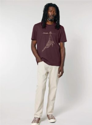 Tshirt homme manche courte en coton biologique de couleur aubergine avec un dessin représentant une baleine avec des motifs polynésiens en sérigraphie de couleur beige.