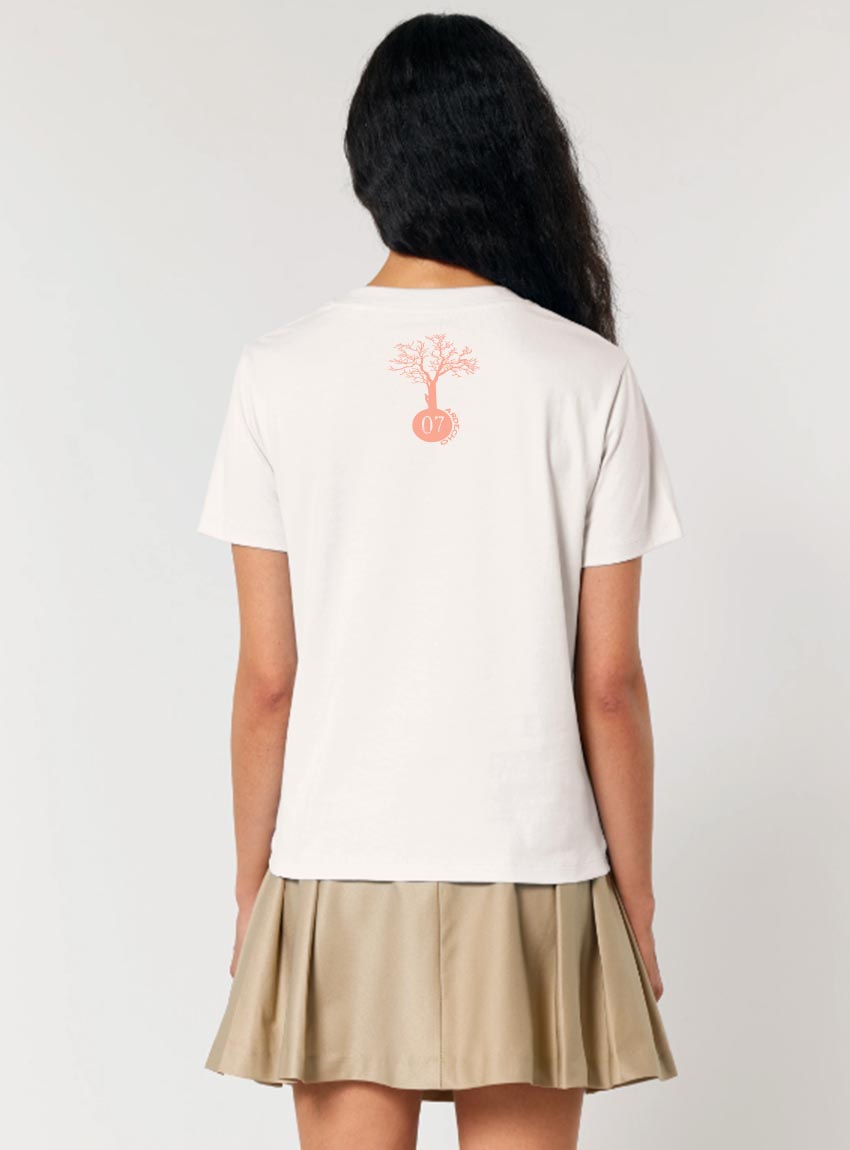 Tshirt femme en coton bio manche courte de couleur beige vue de dos avec le dessin de la marque en pêche.