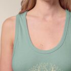Débardeur femme en coton biologique de couleur vert jade avec le dessin d'un bouddha sur des racines et entouré de branches d'arbre, la sérigraphie est de couleur beige.