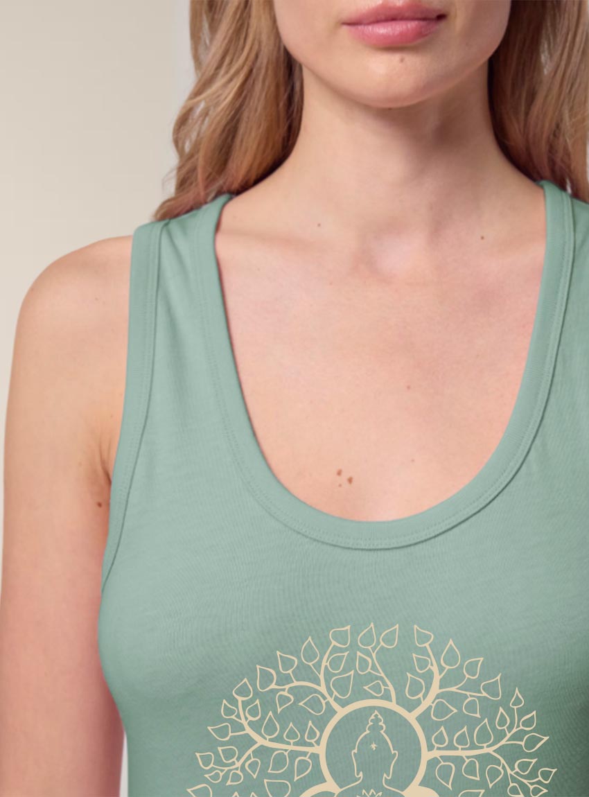 Débardeur femme en coton biologique de couleur vert jade avec le dessin d'un bouddha sur des racines et entouré de branches d'arbre, la sérigraphie est de couleur beige.