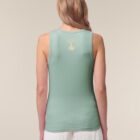 Débardeur femme en coton biologique couleur vert jade avec le dessin de la marque entre les épaules et la sérigraphie est de couleur beige.