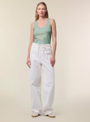 Débardeur femme en coton biologique de couleur vert jade avec le dessin d'un bouddha sur des racines et entouré de branches d'arbre, la sérigraphie est de couleur beige.