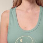 Débardeur femme de couleur vert jade avec le dessin d'un yin et yang de la nature, d'un coté les montagnes et de l'autre la plage la sérigraphie est de couleur beige.