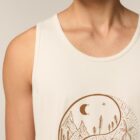 Débardeur homme coton biologique couleur naturel du coton avec le dessin d'un yin et yang de la nature, d'un coté les montagnes et de l'autre la plage la sérigraphie est de couleur marron clair.