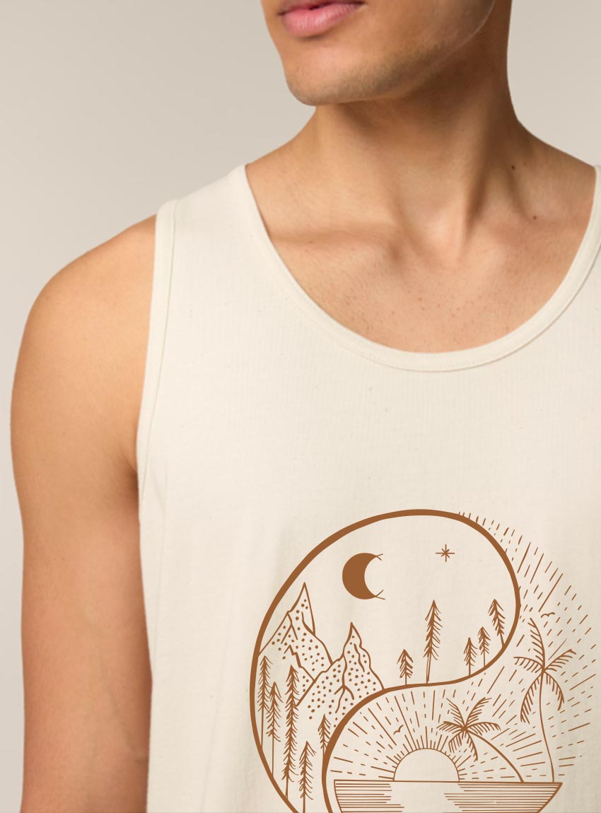 Débardeur homme coton biologique couleur naturel du coton avec le dessin d'un yin et yang de la nature, d'un coté les montagnes et de l'autre la plage la sérigraphie est de couleur marron clair.