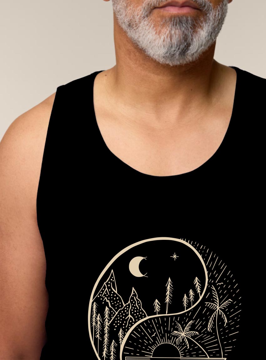 Débardeur homme coton biologique couleur noir avec le dessin d'un yin et yang de la nature, d'un coté les montagnes et de l'autre la plage la sérigraphie est de couleur beige.