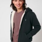 Polaire pour homme et pour femme en coton biologique et de couleur noir. Un vrai manteau pour l'hiver avec de la fourrure jusque dans les manches. Logo de la marque dans le dos en bas à droite.