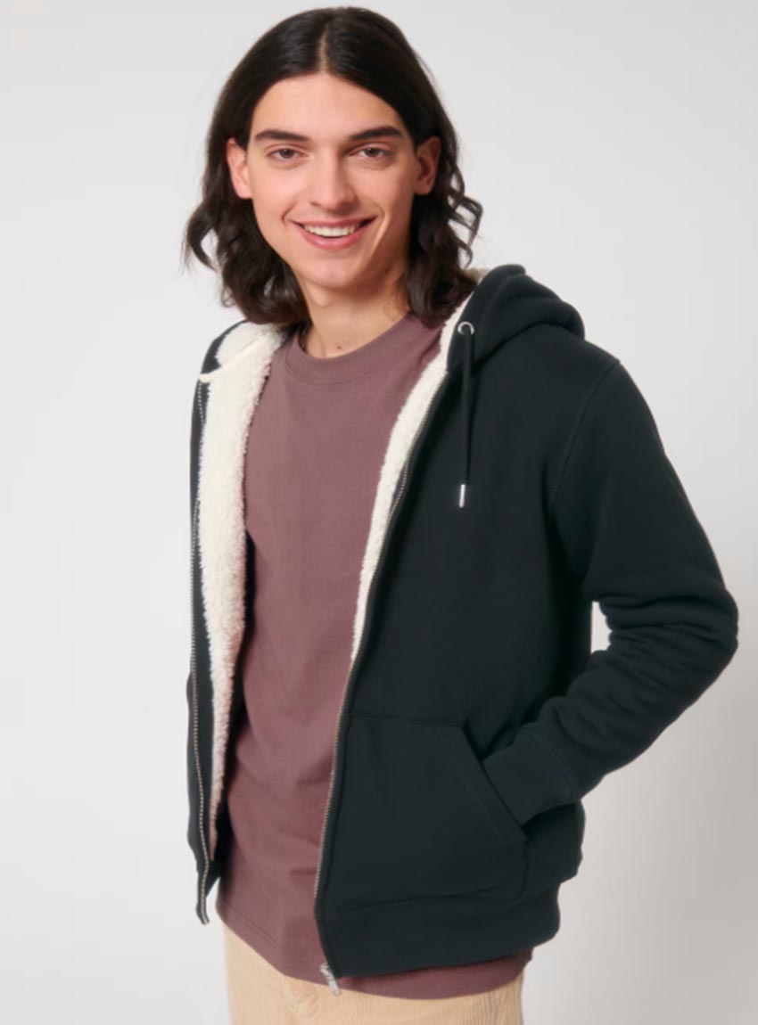 Polaire pour homme et pour femme en coton biologique et de couleur noir. Un vrai manteau pour l'hiver avec de la fourrure jusque dans les manches. Logo de la marque dans le dos en bas à droite.