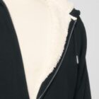 Polaire pour homme et pour femme en coton biologique et de couleur noir. Un vrai manteau pour l'hiver avec de la fourrure jusque dans les manches. Logo de la marque dans le dos en bas à droite.