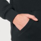 Polaire pour homme et pour femme en coton biologique et de couleur noir. Un vrai manteau pour l'hiver avec de la fourrure jusque dans les manches. Logo de la marque dans le dos en bas à droite.