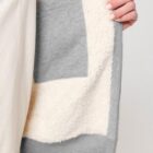 Polaire pour homme et pour femme en coton biologique et de couleur gris chiné. Un vrai manteau pour l'hiver avec de la fourrure jusque dans les manches et une poche à l'intérieur. Logo de la marque dans le dos en bas à droite.