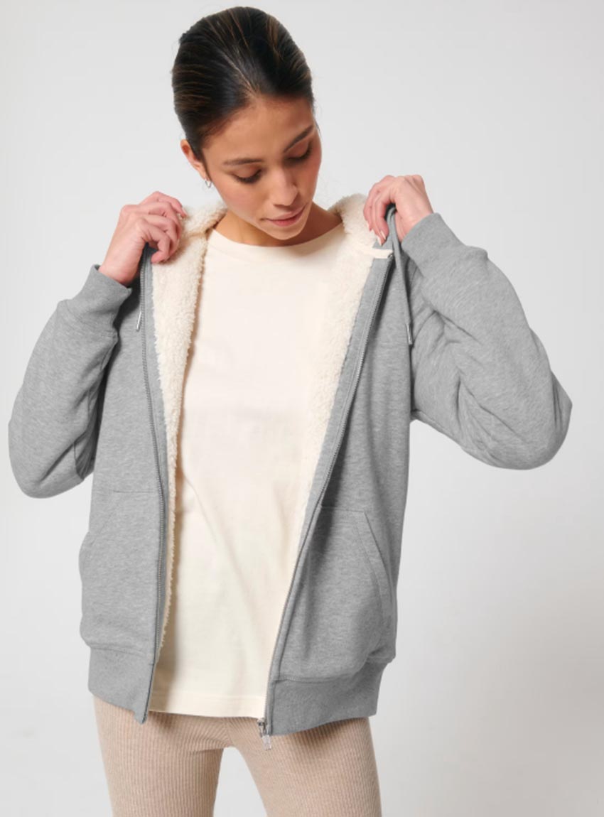 Polaire pour homme et pour femme en coton biologique et de couleur gris chiné. Un vrai manteau pour l'hiver avec de la fourrure jusque dans les manches et une poche à l'intérieur. Logo de la marque dans le dos en bas à droite.