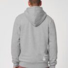 Polaire pour homme et pour femme en coton biologique et de couleur gris chiné. Un vrai manteau pour l'hiver avec de la fourrure jusque dans les manches et une poche à l'intérieur. Logo de la marque dans le dos en bas à droite.