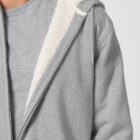 Polaire pour homme et pour femme en coton biologique et de couleur gris chiné. Un vrai manteau pour l'hiver avec de la fourrure jusque dans les manches et une poche à l'intérieur. Logo de la marque dans le dos en bas à droite.