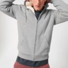 Polaire pour homme et pour femme en coton biologique et de couleur gris chiné. Un vrai manteau pour l'hiver avec de la fourrure jusque dans les manches et une poche à l'intérieur. Logo de la marque dans le dos en bas à droite.