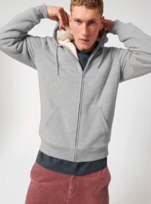 Polaire pour homme et pour femme en coton biologique et de couleur gris chiné. Un vrai manteau pour l'hiver avec de la fourrure jusque dans les manches et une poche à l'intérieur. Logo de la marque dans le dos en bas à droite.