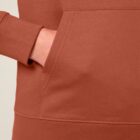 Sweat pour homme et femme en coton biologique de couleur terracotta avec un dessin dans le dos représentant les cinq éléments de sérigraphie noir ainsi que le logo de la marque imprimé sur la manche.