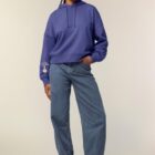 Sweat femme en coton biologique de couleur mauve avec le dessin de la marque sur la manche droite.