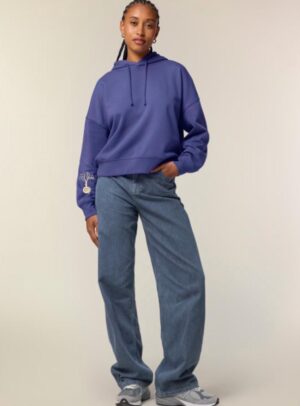 Sweat femme en coton biologique de couleur mauve avec le dessin de la marque sur la manche droite.