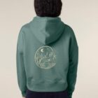 Sweat femme en coton biologique de couleur vert jade avec un dessin représentant un yin et yang de la nature, d'un coté les montagnes et de l'autre la plage la sérigraphie est de couleur beige.