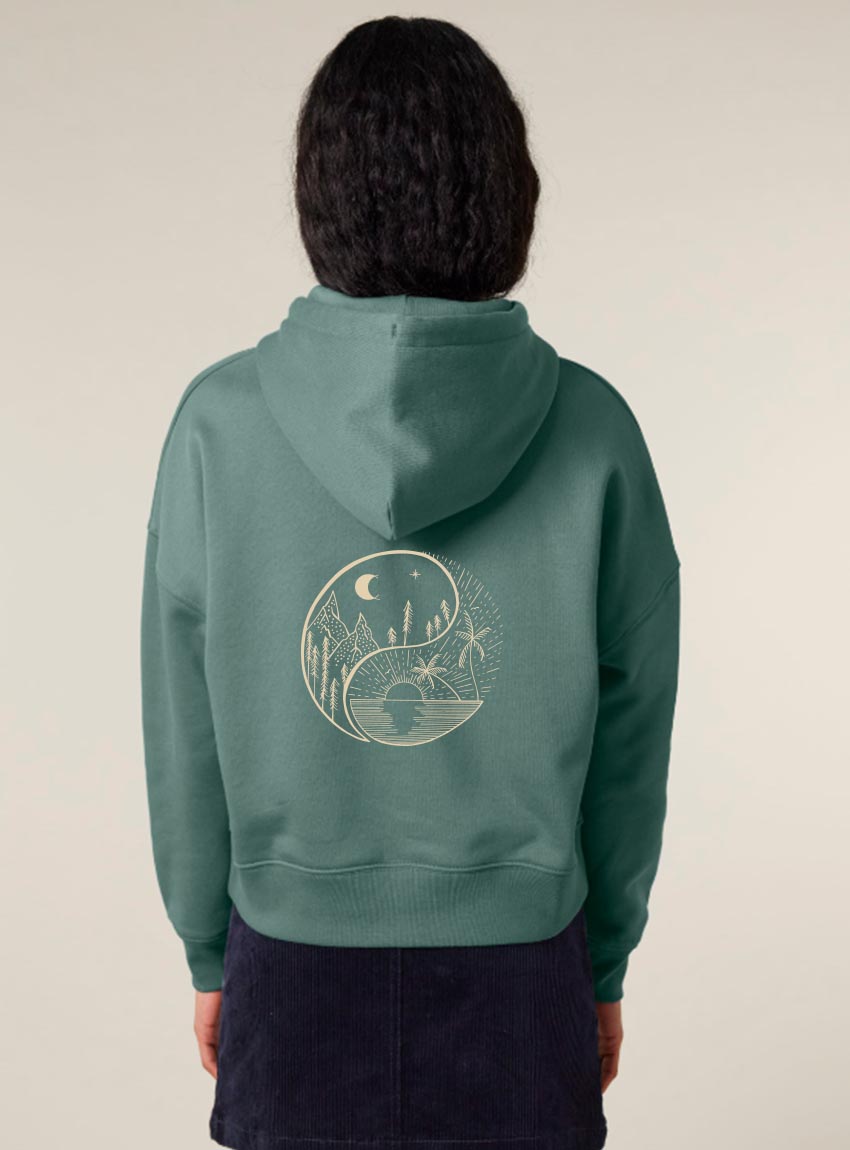 Sweat femme en coton biologique de couleur vert jade avec un dessin représentant un yin et yang de la nature, d'un coté les montagnes et de l'autre la plage la sérigraphie est de couleur beige.