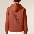 Sweat pour homme et femme en coton biologique de couleur terracotta avec un dessin dans le dos représentant les cinq éléments de sérigraphie noir ainsi que le logo de la marque imprimé sur la manche.