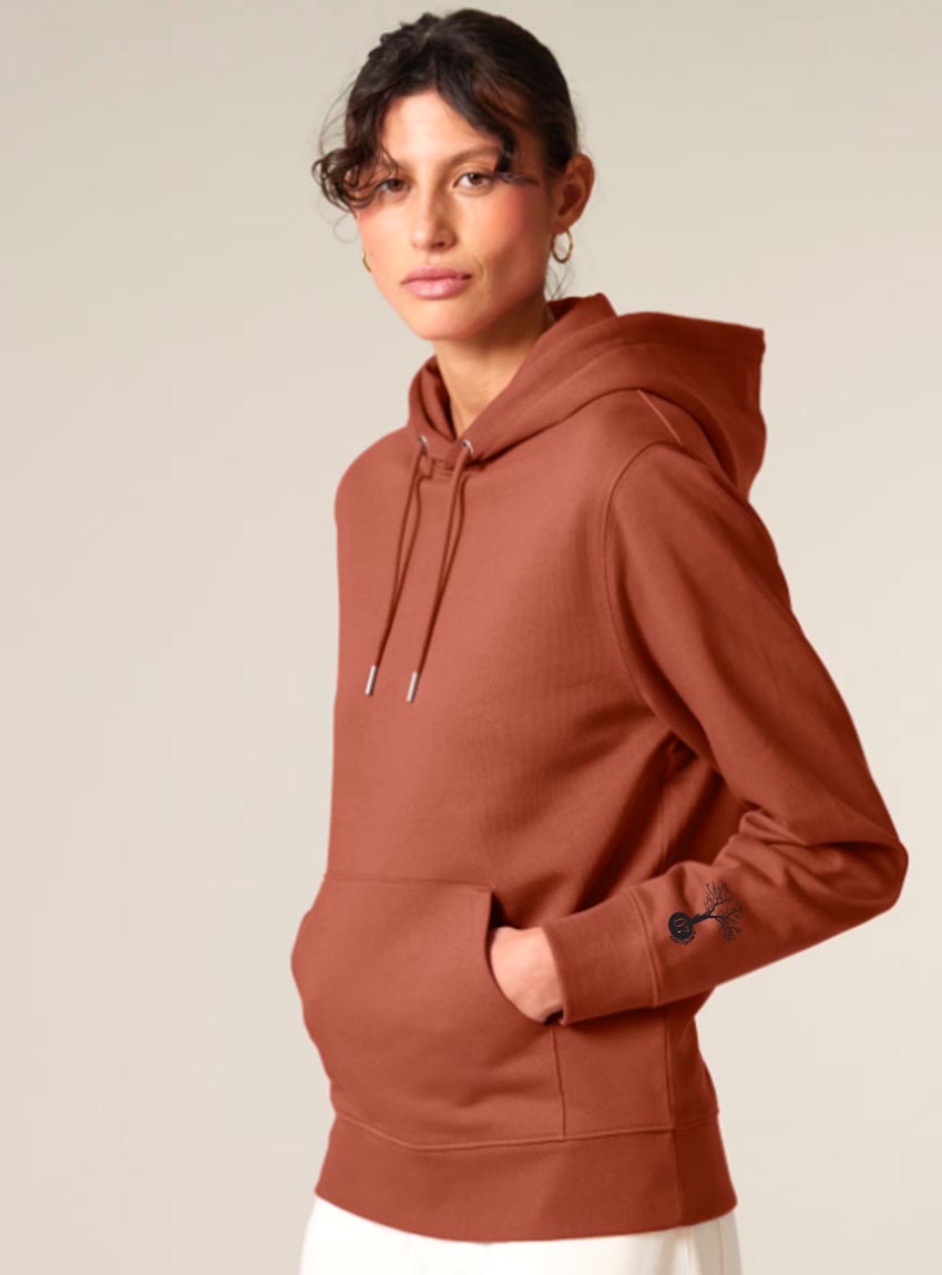 Sweat pour homme et femme en coton biologique de couleur terracotta avec un dessin dans le dos représentant les cinq éléments de sérigraphie noir ainsi que le logo de la marque imprimé sur la manche.
